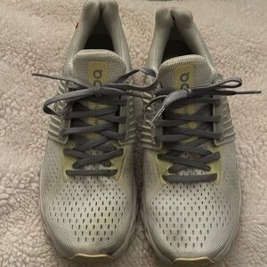Women’s off white Onclouds size 8.5